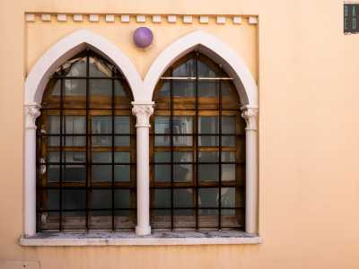 Ad arricchire ulteriormente lo stile neomedievale ci pensa una bifora scandita da pilastrini e chiusa da una grata in ferro...